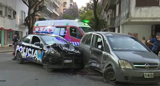 Choque entre patrullero y auto en pleno centro