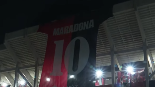 Newell’s homenajeó a Maradona con una bandera gigante en el Coloso