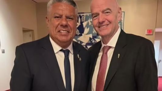 Tapia se mostró con el presidente de la FIFA en medio del escándalo con Milei y Verón
