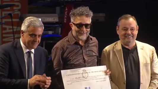 Fito Páez recibió el título de Doctor Honoris Causa de la Universidad Nacional de Rosario