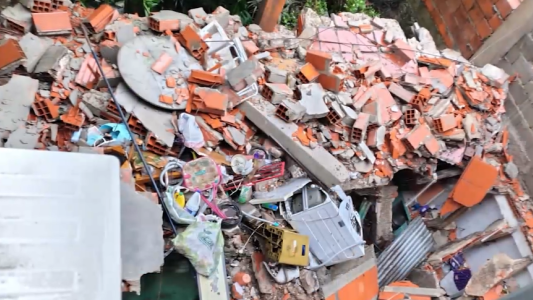 Se les derrumbó el techo del departamento tras el temporal