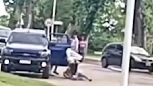 A las trompadas por una discusión de tránsito