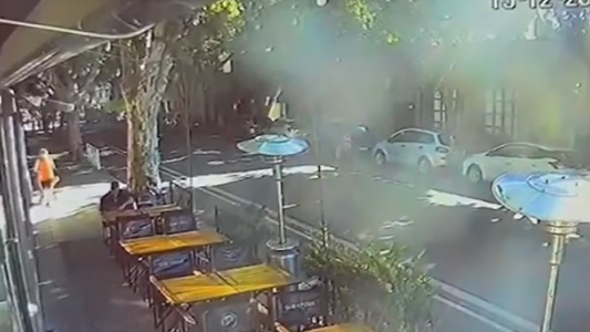 Le robaron sus pertenencias del auto con un inhibidor