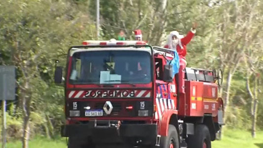 Papá Noel recorrió Funes en la tradicional "Caravana de los deseos"