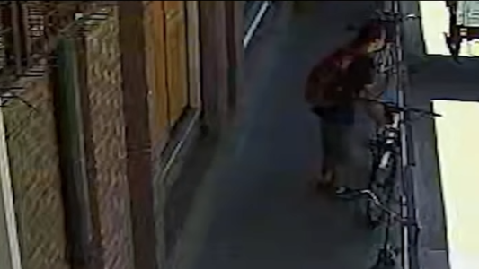 Le robaron la bicicleta en plena tarde