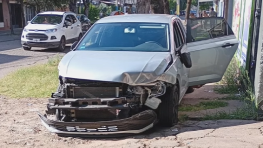 Una adolescente de 15 años dobló, chocó y se subió a la vereda