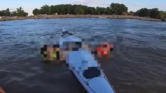Un instructor de kayak salvó a una familia que quedó a la deriva en el río Paraná