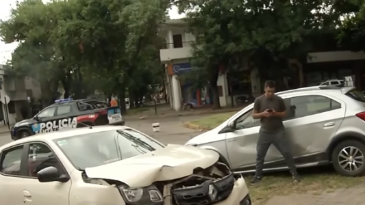 Choque en Boulevard Seguí y Laprida: dos autos terminaron sobre la vereda y hubo cuatro heridos