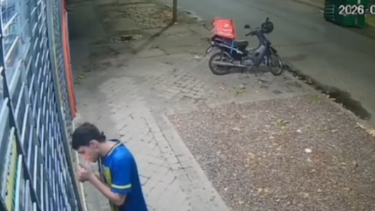 Robo exprés en Refinería: pidió fuego, analizó la escena y se llevó una moto