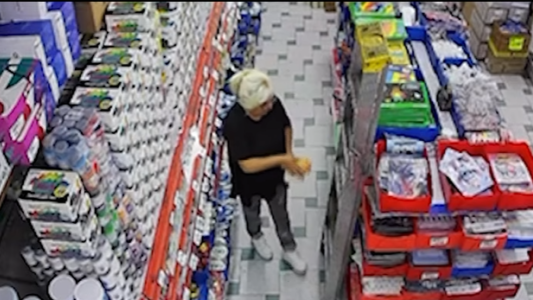 Robo en un comercio de calle San Luis: una mechera fue grabada por las cámaras