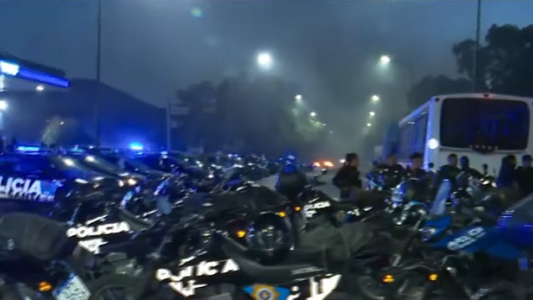 Conflicto policial en Rosario: el Gobierno insiste en el diálogo mientras se agrava la protesta frente a Jefatura