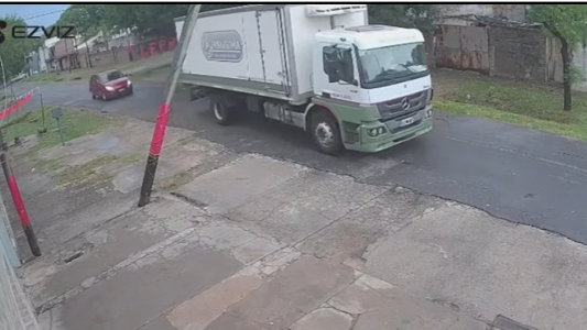 Temporal en zona oeste: un camión terminó de derribar una columna