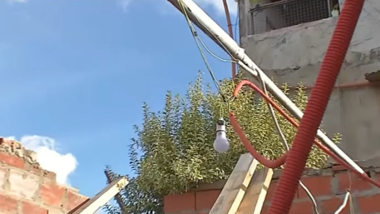 La tormenta les voló el techo de la casa y quedaron a la intemperie