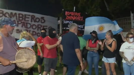 Policías volvieron a reclamar frente a Jefatura