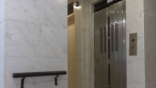 Cayó un ascensor y se salvaron de milagro