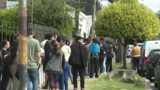 Villa Gobernador Gálvez: más de 600 personas hicieron fila por 40 puestos de trabajo