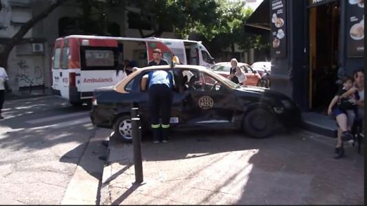 Fuerte siniestro vial entre dos autos: un taxi chocó contra una pizzería producto del impacto
