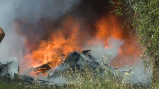 Un voraz incendio de plásticos cubrió la autopista Rosario - Córdoba con una densa columna de humo