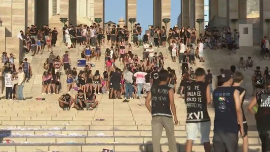 Banderazo: estudiantes coparon el Monumento para celebrar la llegada del último año de secundaria