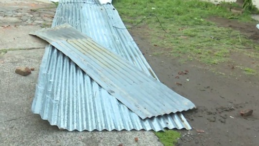 Consecuencias de la tormenta: se voló el techo de una vivienda