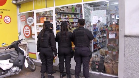 Robo en un minimarket: delincuentes rompieron la vidriera para ingresar