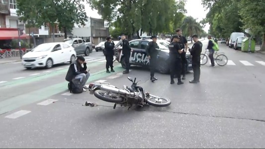 Choque entre un patrullero y una moto: tránsito cortado