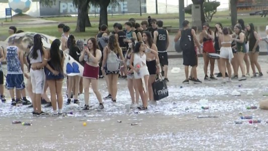 Alumnos de quinto año celebraron su último día de secundaria en el Monumento Nacional a la Bandera