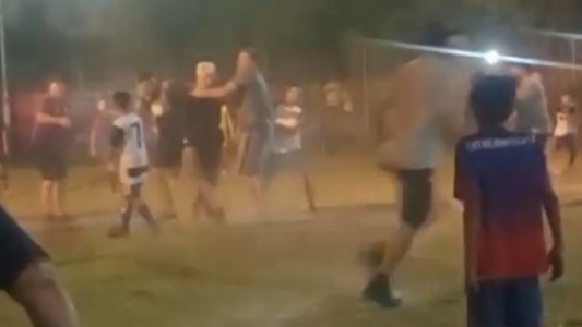 Fútbol infantil: un director técnico golpeó al árbitro y lo dejó inconsciente en la cancha