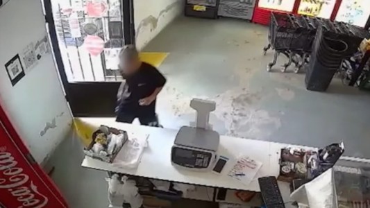 Cinco jóvenes robaron en una verdulería de Funes: saltaron la reja y forzaron la puerta de ingreso