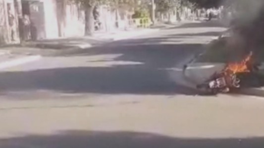 Siniestro vial en Empalme Graneros: el impacto provocó que una moto ardiera en llamas