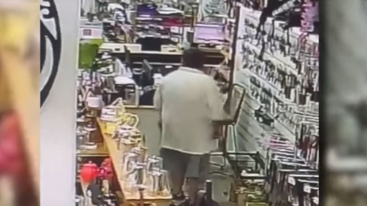 Una pareja de delincuentes robó un celular de un bazar céntrico