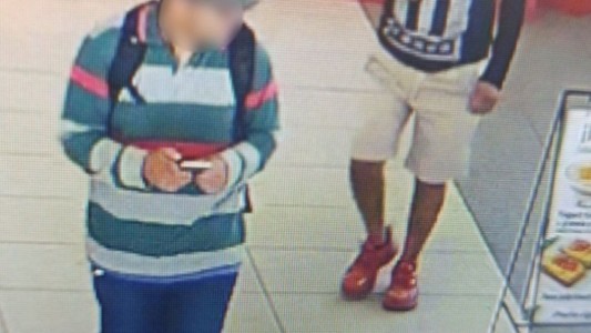 Robo a mano armada en un shopping: dos ladrones asaltaron una joyería y huyeron en contramano