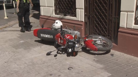 Choque entre un auto y una moto: el casco del motociclista se partió producto del impacto