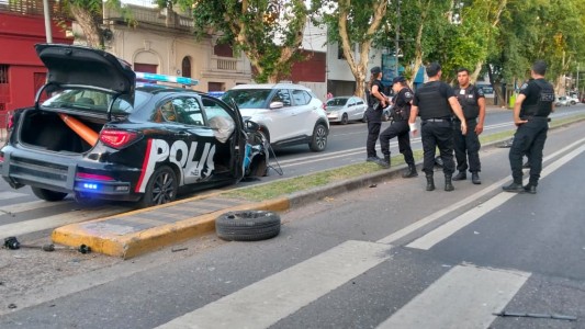Choque en Pellegrini y San Nicolás: un patrullero terminó impactando contra dos autos