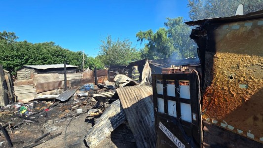 Un incendio de gran magnitud destruyó tres viviendas: las familias sufrieron pérdidas totales