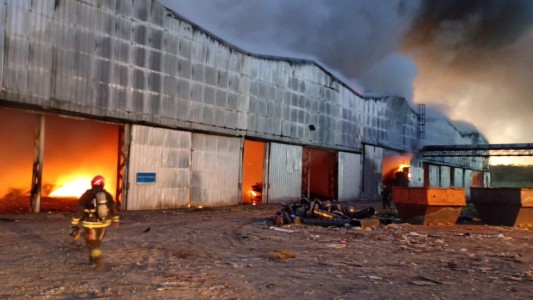 Incendio en la planta de reciclaje: diez dotaciones de bomberos trabajan para contener el fuego