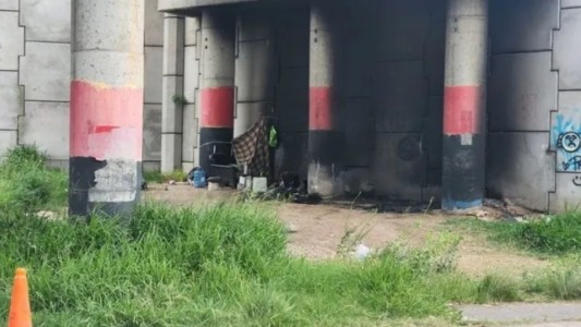 Prendieron fuego a un hombre en situación de calle: terminó con el 70% del cuerpo quemado