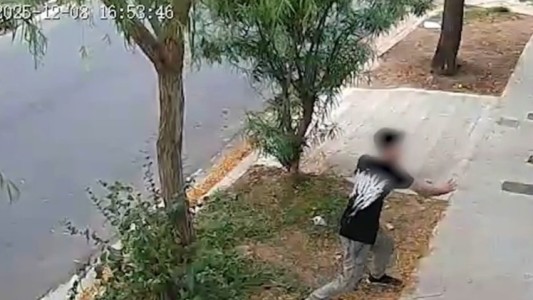 Dos jóvenes rompieron la ventana de un inmueble con una piedra de gran tamaño