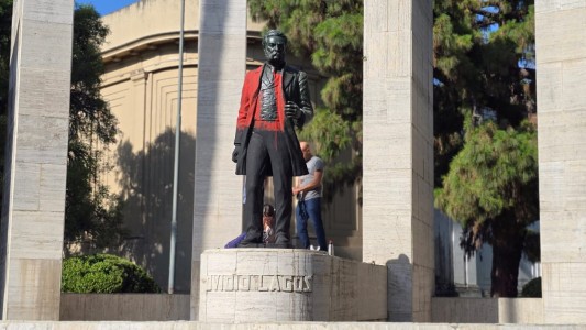 Vandalizaron la estatua de Ovidio Lagos y detuvieron al autor de la pintada