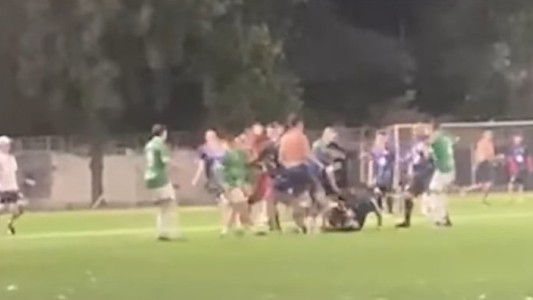 Una falta desató un violento enfrentamiento en un torneo de fútbol amateur
