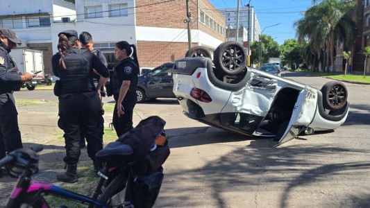 Fuerte siniestro vial en España y Gaboto: un auto volcó producto del impacto