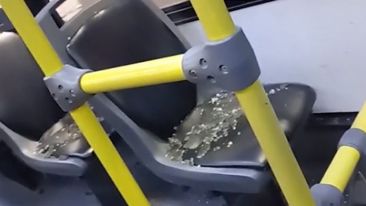 Atacaron a piedrazos a un colectivo de la línea 143