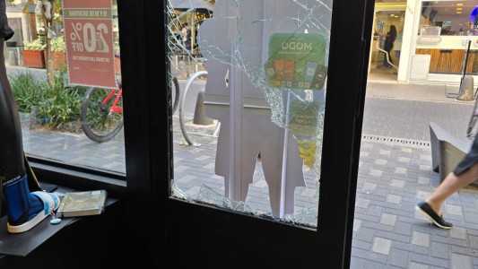 Robo en un local de ropa: rompieron el medidor y la vidriera con un adoquín