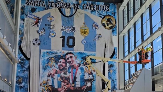 Messi y Di María, el megamural de las estrellas rosarinas en la reinauguración del aeropuerto