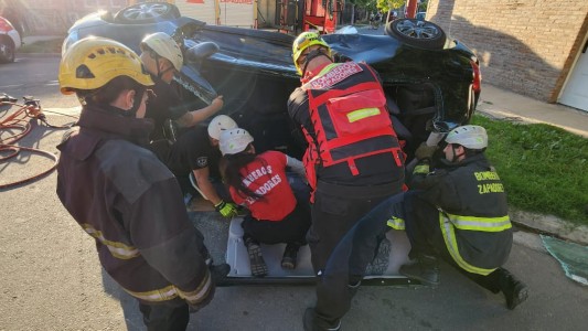 Violento choque entre dos autos: uno volcó y el conductor quedó atrapado en su interior