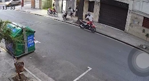 Dos hombres llegaron en moto y se robaron otra estacionada en segundos