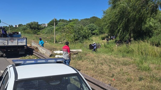 Desarmaron una vivienda precaria sobre la barranca en Circunvalación y Ayolas