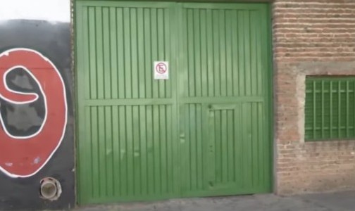 Escruche y destrozos en una cochera: violentaron el portón para ingresar