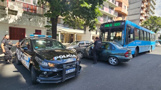 Fuerte siniestro vial entre un auto y un colectivo en Avenida Francia