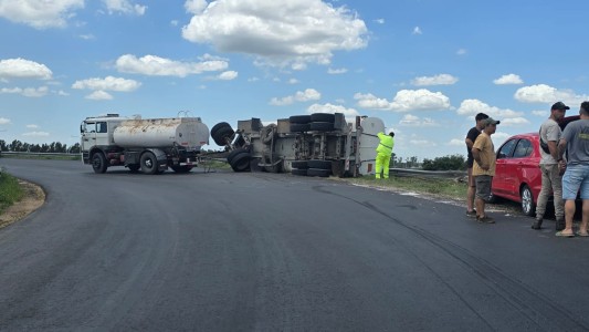 Volcó un camión en la Autopista Rosario–Santa Fe: tránsito cortado a la altura de San Lorenzo